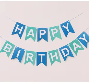 Gedetailleerd shot van de blauwe en mintgroene happy birthday swallowtail vlag hangend.