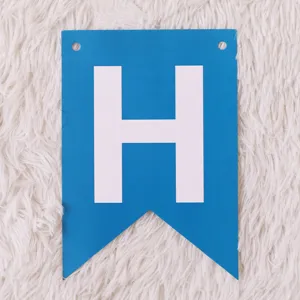 Blauwe verjaardagsfeest zwaluwstaart banner kaart met witte letter H hangende decoratie.