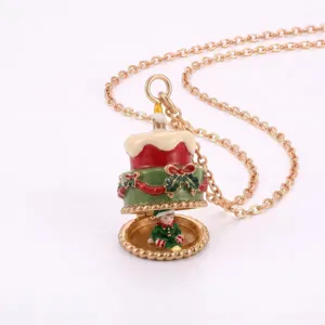 Vue de détail du collier pendentif médaillon gâteau de Noël avec émail coloré et petit elfe.