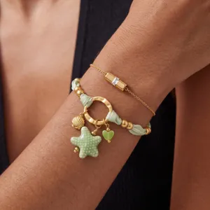 Bracciale doppio stile vacanza al mare con corda intrecciata e catena dorata minimalista.