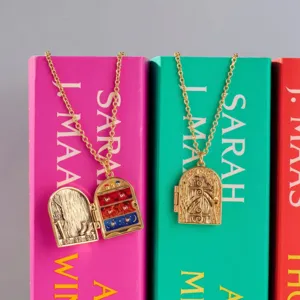 Gedetailleerd overzicht van gouden medaillon ketting met kleurrijk email en fijn reliëf.