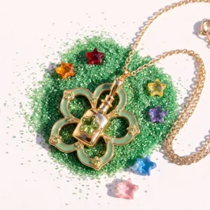 Collier plaqué or doté d'un pendentif fleur unique avec de l'émail vert et des étoiles.