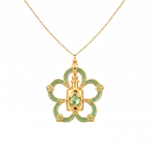 Gros plan sur le pendentif créatif de collier flacon de parfum avec de belles pierres.