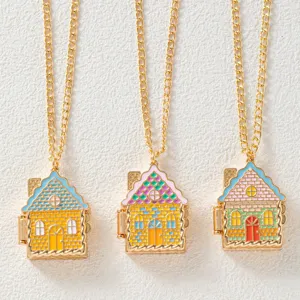 Detailaufnahme von bunten Emaillierten Lebkuchenhaus Anhängern an goldenen Ketten, Märchen.