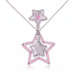 Gros plan détaillé du collier pendentif étoile magique avec des cristaux roses et émail.