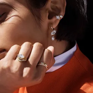 Marquise geslepen zirconia ring en oren set, stijlvol golvend ontwerp voor dagelijks.