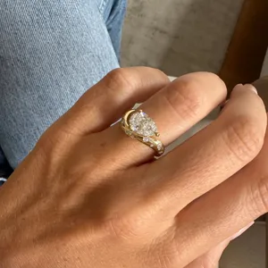 Prachtige roestvrijstalen geometrische diamantring met asymmetrisch peer pavé detail.