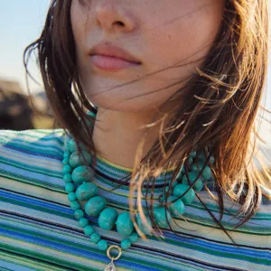 Handgemaakte meerlaagse kraal ketting met turquoise ronde kralen en hanger voor vrouwen.