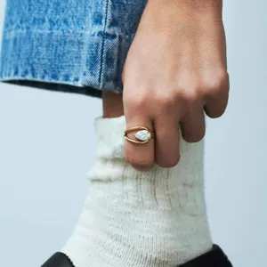 Stijlvolle vergulde open geometrische ring met een prachtige peervormige zirkonia steen.