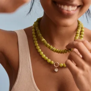 Handgemaakte gelaagde kralenketting met kristallen hanger, elegante olijfketting.