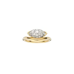Gedetailleerde close-up van de geometrische markies diamanten ring met gebogen gouden band.
