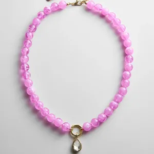 Handgemaakte roze kralen choker ketting met druppel kristal hanger, elegante sieraden.