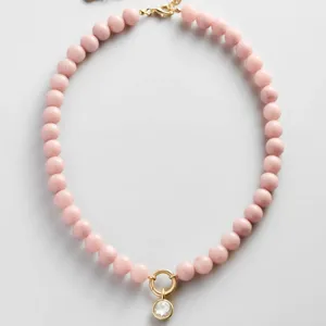 Prachtige handgemaakte roze kralen sleutelbeinketting met sprankelende kristallen hanger.