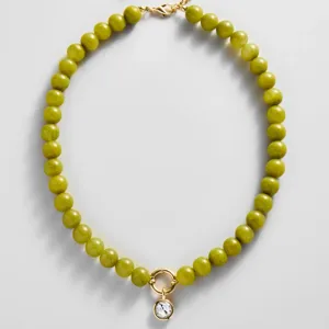Gedetailleerd overzicht van de elegante groen kraal sleutelbeenketting met sprankelende hanger.