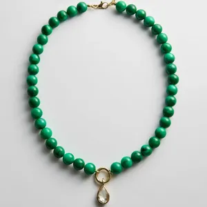 Groene kralen ketting met gouden sluiting en druppel kristal hanger voor dames.