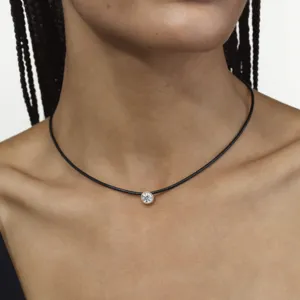 Detailaufnahme der minimalistischen schwarzen Kordelkette mit funkelndem Solitär-Anhänger.