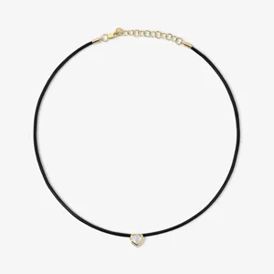 Elegante schwarze Kordelkette mit vergoldetem Herzanhänger und klarem Schmuckstein.