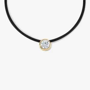 Nahaufnahme einer minimalistischen schwarzen Kordelkette mit rundem Solitär-Anhänger in Fassung.