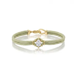 Gedetailleerd overzicht van de elegante groene gevlochten armband met schitterende zirkoon.