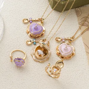 Joli collier et bague médaillon tasse de thé plaqué or 18k avec émail et petit design d'animal.