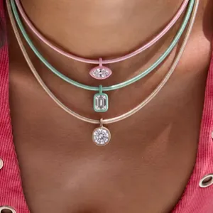 Macaron kleur zirkoon kleurrijke koord ketting detail met gelaagd geometrisch hanger ontwerp.