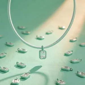 Gedetailleerde close-up van de smaragdgeslepen zirkonium hanger en macaron groene koord.