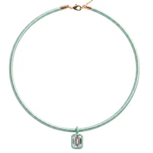 Minimalistische macaron koordketting met geometrische kristallen hanger, stijlvol verguld ontwerp.