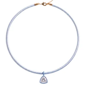 Gedetailleerd overzicht van de prachtige macaronblauwe touwketting met zirkoon hanger.