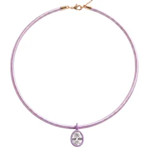 Elegante lila koord ketting met stijlvolle roségouden sluiting en ovale zirkoon hanger.