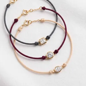 Bracelet en cordon avec oxyde de zirconium et pendentifs géométriques plaqués or pour femmes.