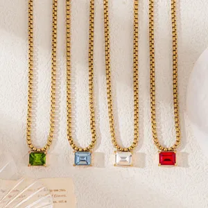 Vue détaillée du collier en acier inoxydable plaqué or 18k avec pendentif carré.