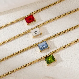Vue détaillée du collier pendentif pierre de naissance carré en acier inoxydable doré.