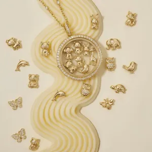 Collier médaillon flottant plaqué or avec breloques d'animaux mignons interchangeables