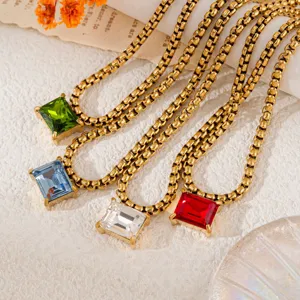 Vue détaillée de collier pendentif en pierre précieuse carrée en acier inoxydable plaqué