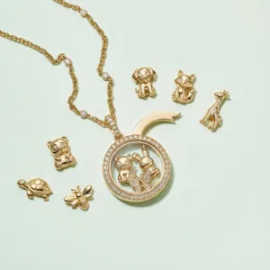 Collier médaillon flottant plaqué or avec des pendentifs d'animaux interchangeables.