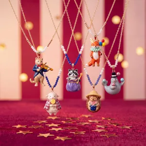 Close-up details van schattige cartoon dierlijk emaille hangers met leuke figuren.