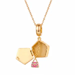 Goldene fünfeckige Medaillon Halskette mit süßer rosa Emaillierter Handtasche Anhänger.