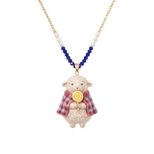 Schattige cartoon schaap hanger ketting met parels en blauwe kraaltjes voor dagelijkse retro stijl.