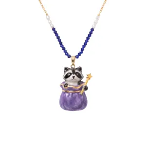 Gedetailleerd uitzicht op de prachtige geëmailleerde wasbeer hanger ketting blauw.