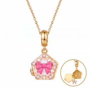 Detailansicht der goldenen fünfeckigen Medaillon-Halskette mit rosa Schleife, öffnbar.