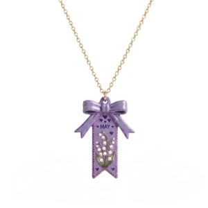 Gros plan detail du pendentif de collier de fleurs de naissance noeud violet.