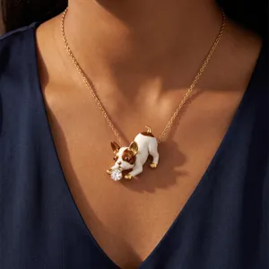 Collier pendentif bouledogue français plaqué or 18k élégant avec zircone cubique brillante.