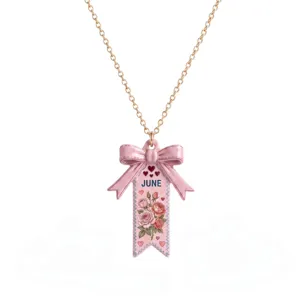 Vue détaillée du collier ruban fleur de naissance de juin avec nœud émaillé rose et roses.