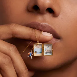 Miniatura collar con medallón de gimnasio de baloncesto y colgante de deporte de esmalte.