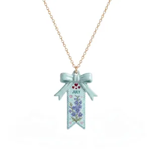 Vue détaillée du collier nœud fleur de naissance de juillet avec pendentif ruban et chaîne.