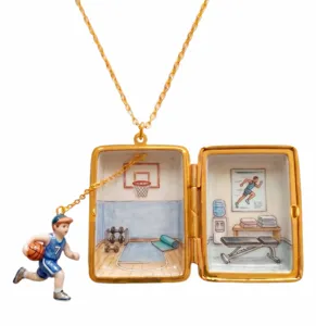 Collar con colgante de medallón dorado y miniatura escena de gimnasio de baloncesto