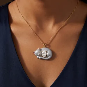 Élégant collier chat plaqué or 18K avec pendentif en zircone ovale scintillant pour femmes.