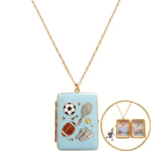 Collar con medallón esmaltado de temática deportiva y cadena dorada, colgante abrible con gimnasio.