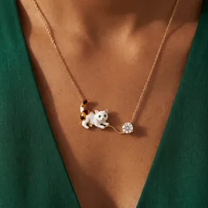 Gros plan détaillé sur le magnifique collier pendentif chat en émail et zircon brillant.