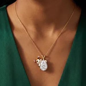 Gros plan détaillé du collier pendentif chat luxueux avec une pierre zircone étincelante.